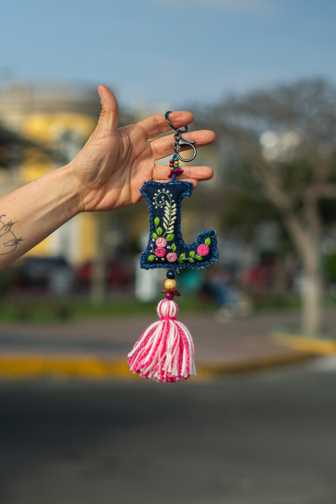 Regalos con Sentido: ¿Por qué los Llaveros Bordados a Mano son el detalle perfecto?